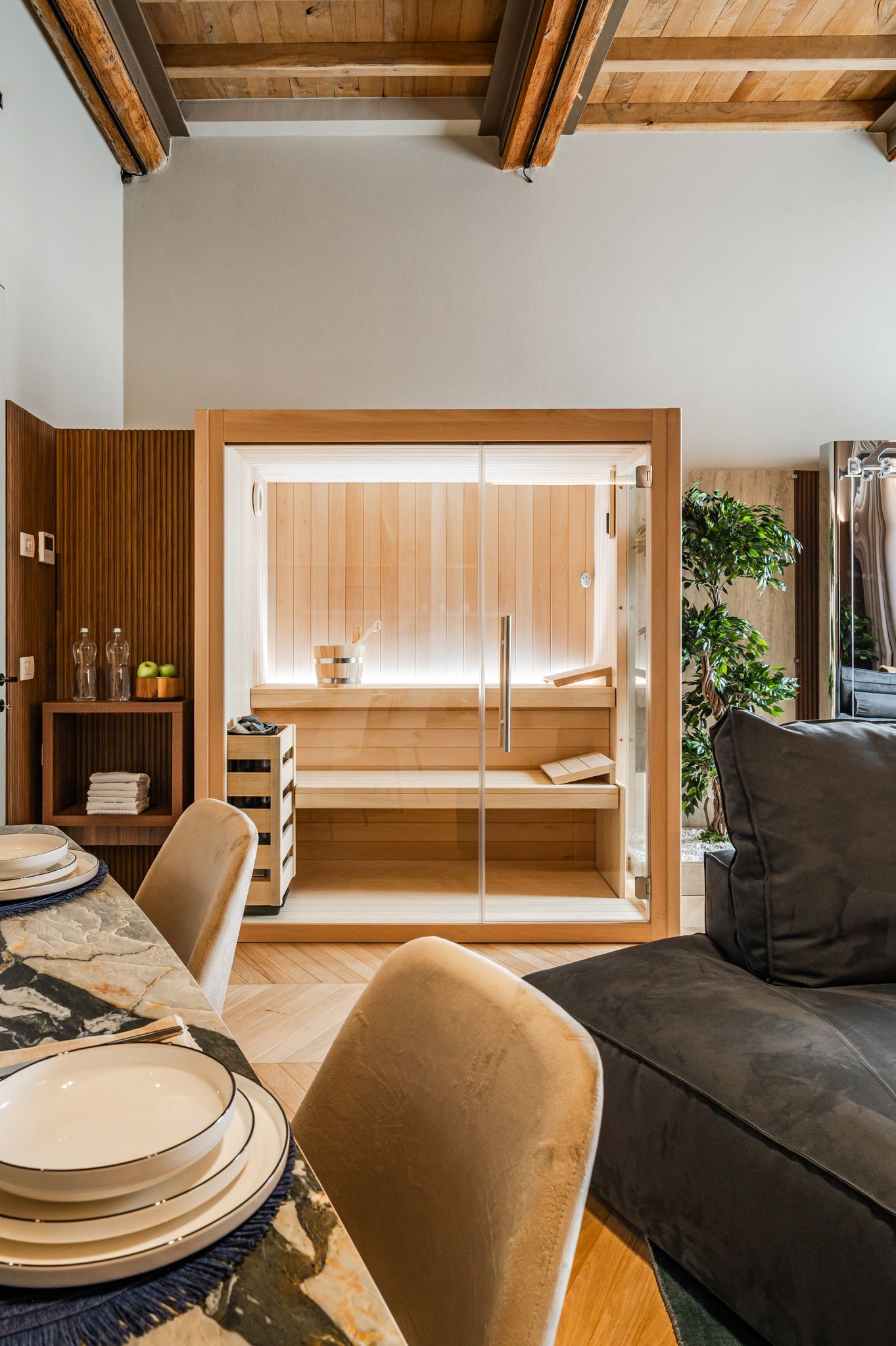 Sauna in cabina legno e vetro vista dal tavolo da pranzo