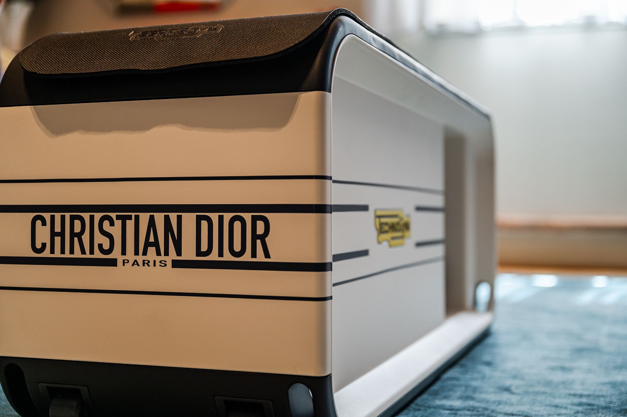 Panca fitness Technogym x Dior con manubri su tappeto blu